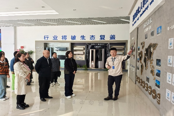 1760492340401996.jpg 鄭州市商貿(mào)學(xué)校黨委書記馬越雁一行到空調(diào)大廳及體驗(yàn)區(qū)了解企業(yè)情況.jpg