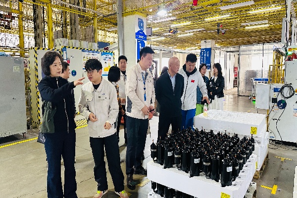 1760492384451394.jpg 鄭州市商貿(mào)管理學(xué)校黨委書記馬越雁一行深入生產(chǎn)車間.jpg