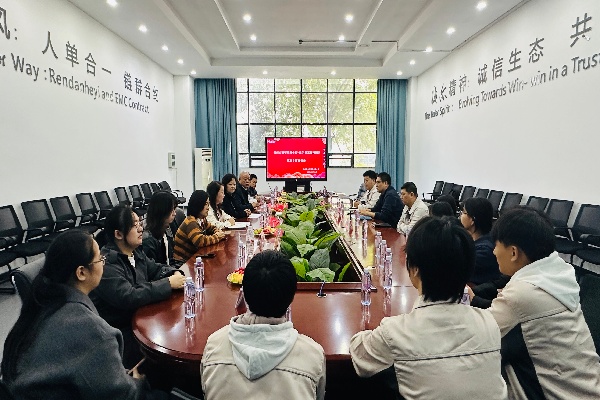 1760492406488534.jpg 鄭州市商貿(mào)管理學(xué)校黨委書記馬越雁一行與學(xué)生、企業(yè)座談交流.jpg