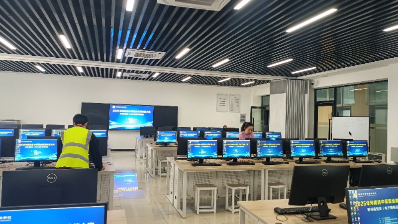 1760576949839938.jpg 2實訓處進行賽場設備的調(diào)試與維護.jpg