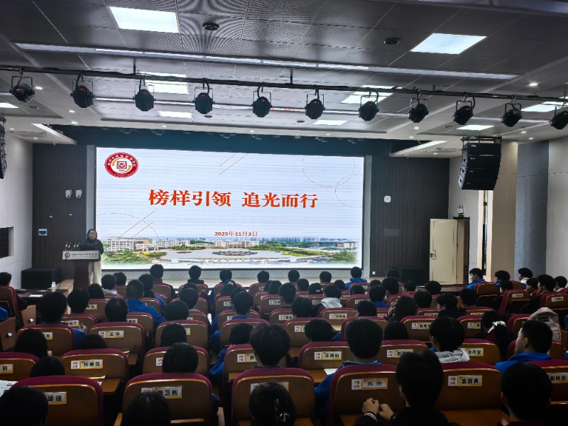 1762248667610817.jpg 招生就業(yè)辦公室主任冉現(xiàn)娟主持會(huì)議.jpg