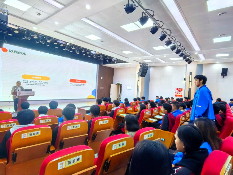 1762248725662345.jpg 馬曉奇細(xì)致解答學(xué)生們的問題.jpg