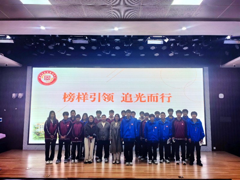 1762248790513060.jpg 優(yōu)秀畢業(yè)生與母校師生合影.jpg