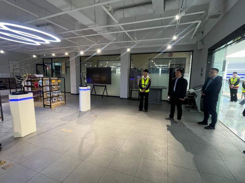 1763432190146220.jpg 參觀電商實訓室(1).jpg