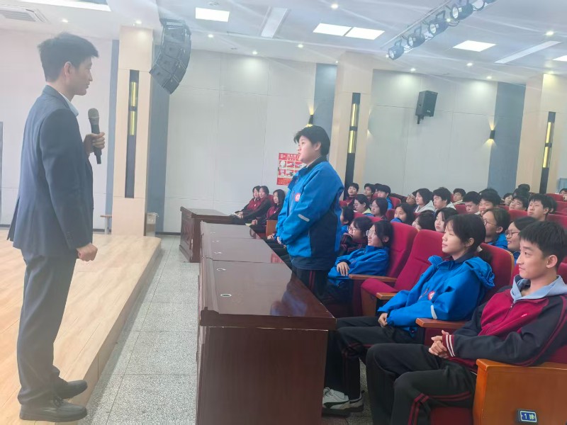 1763691651272970.jpg 李盡法教授與學生互動.jpg