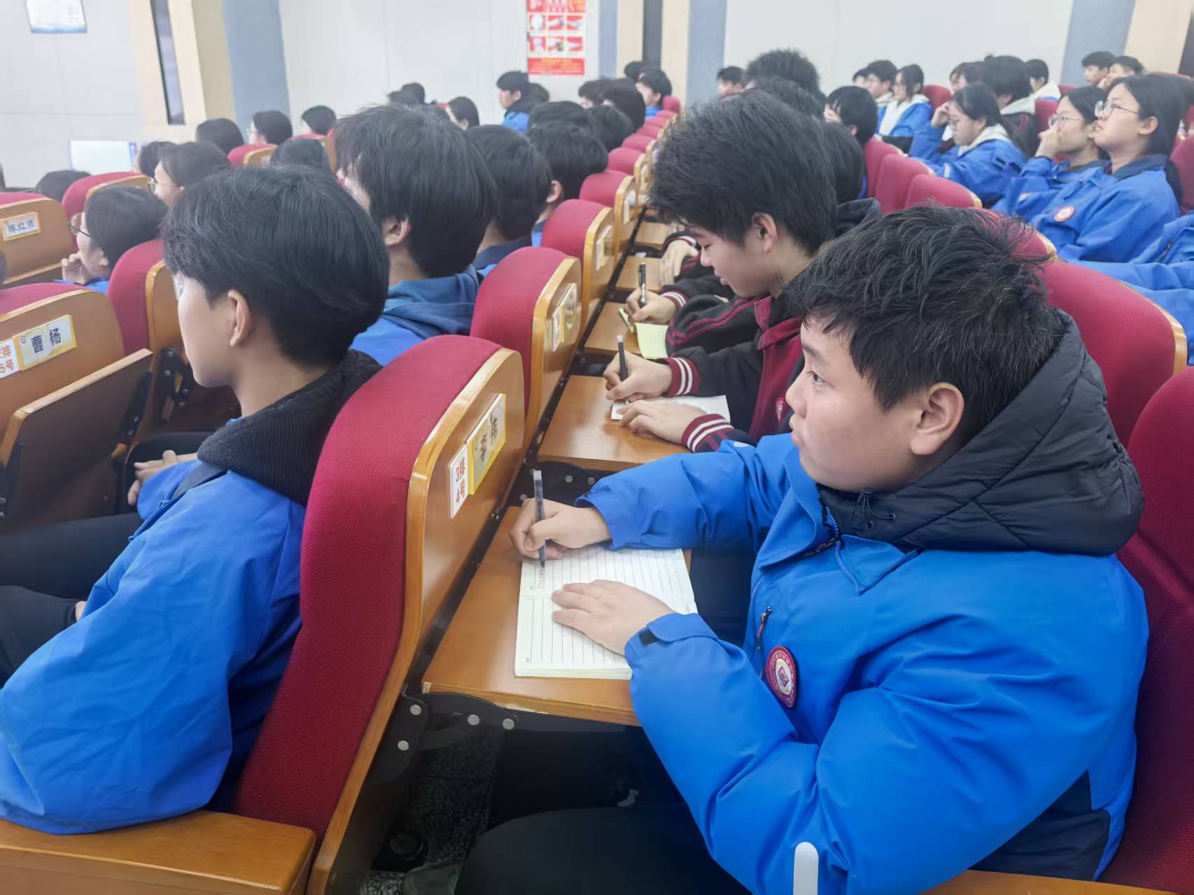 1763691679530175.jpg 學生認真聽講并做筆記.jpg