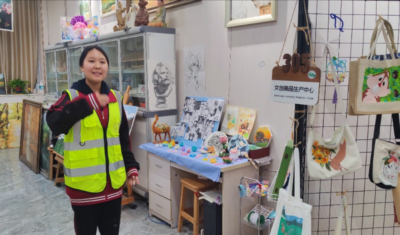 1763952856264347.jpg 2.文創(chuàng)商品生產(chǎn)中心初級教官馬馨怡同學為大家講解產(chǎn)品創(chuàng)作.jpg