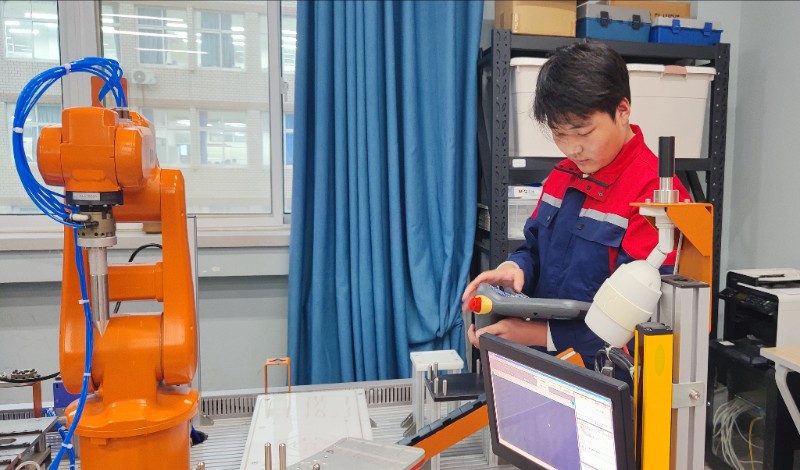 1763952885172018.jpg 3.工業(yè)機器人實訓室陳禹軒同學為大家展示設備操作.jpg