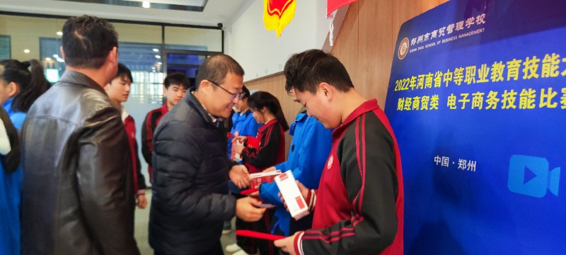 1763953053628605.jpg 3.實訓處賈嘯宇主任為獲獎學生頒發(fā)獎品.jpg