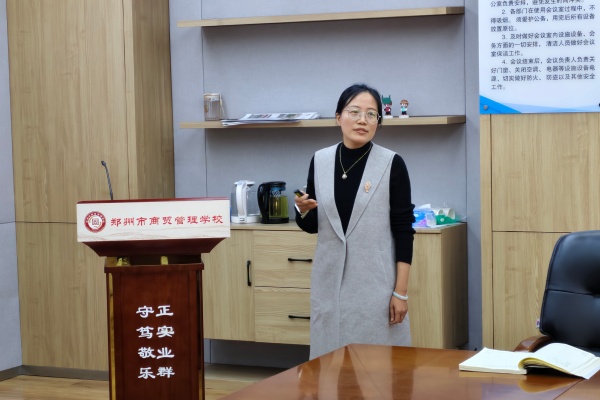 1764203661803215.jpg 中職服裝工作室主持人花芬匯報(bào)工作.jpg