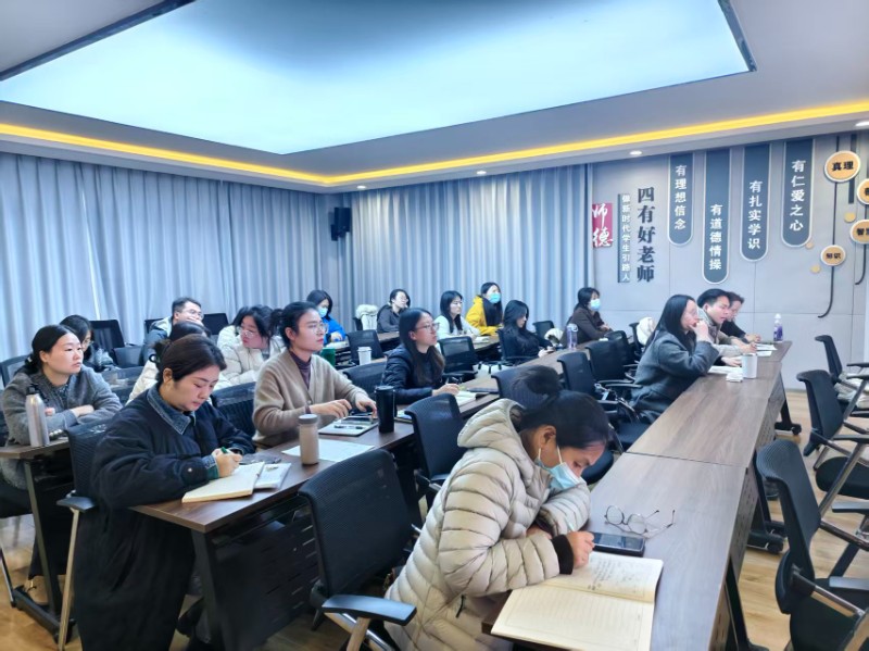 1764291380897307.jpg 參會(huì)教師認(rèn)真聆聽.jpg