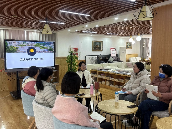 1764295863980571.png 2 校長陳紅霞在英語教研質(zhì)量分析會(huì)上發(fā)言.png