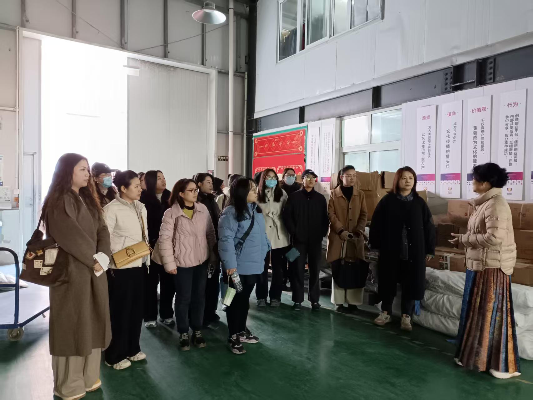 1765243414658311.jpg 教師團(tuán)隊(duì)實(shí)地參觀企業(yè)生產(chǎn)工廠.jpg