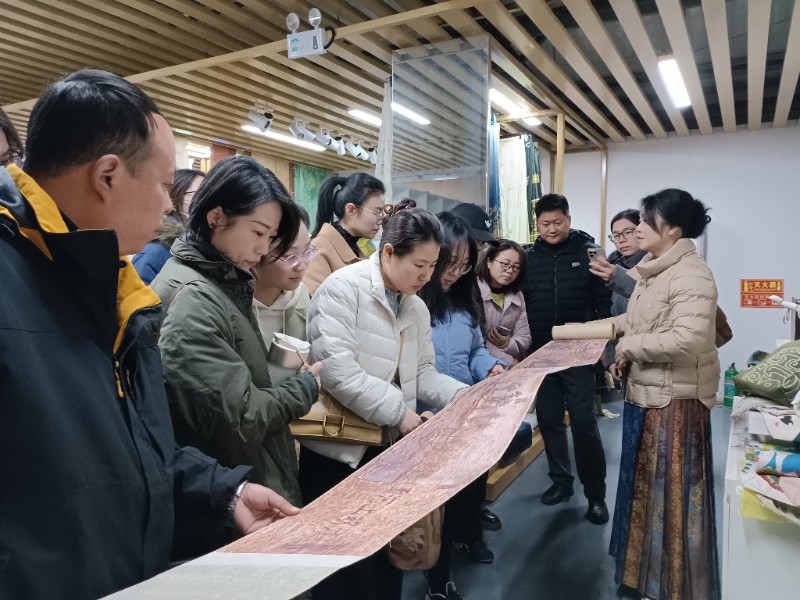 1765243445151058.jpg 企業(yè)負(fù)責(zé)人根據(jù)實(shí)物講解產(chǎn)品設(shè)計(jì)及應(yīng)用.jpg