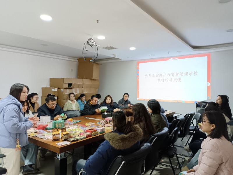 1765243475167060.jpg 企業(yè)負(fù)責(zé)人講解產(chǎn)品加工工藝.jpg