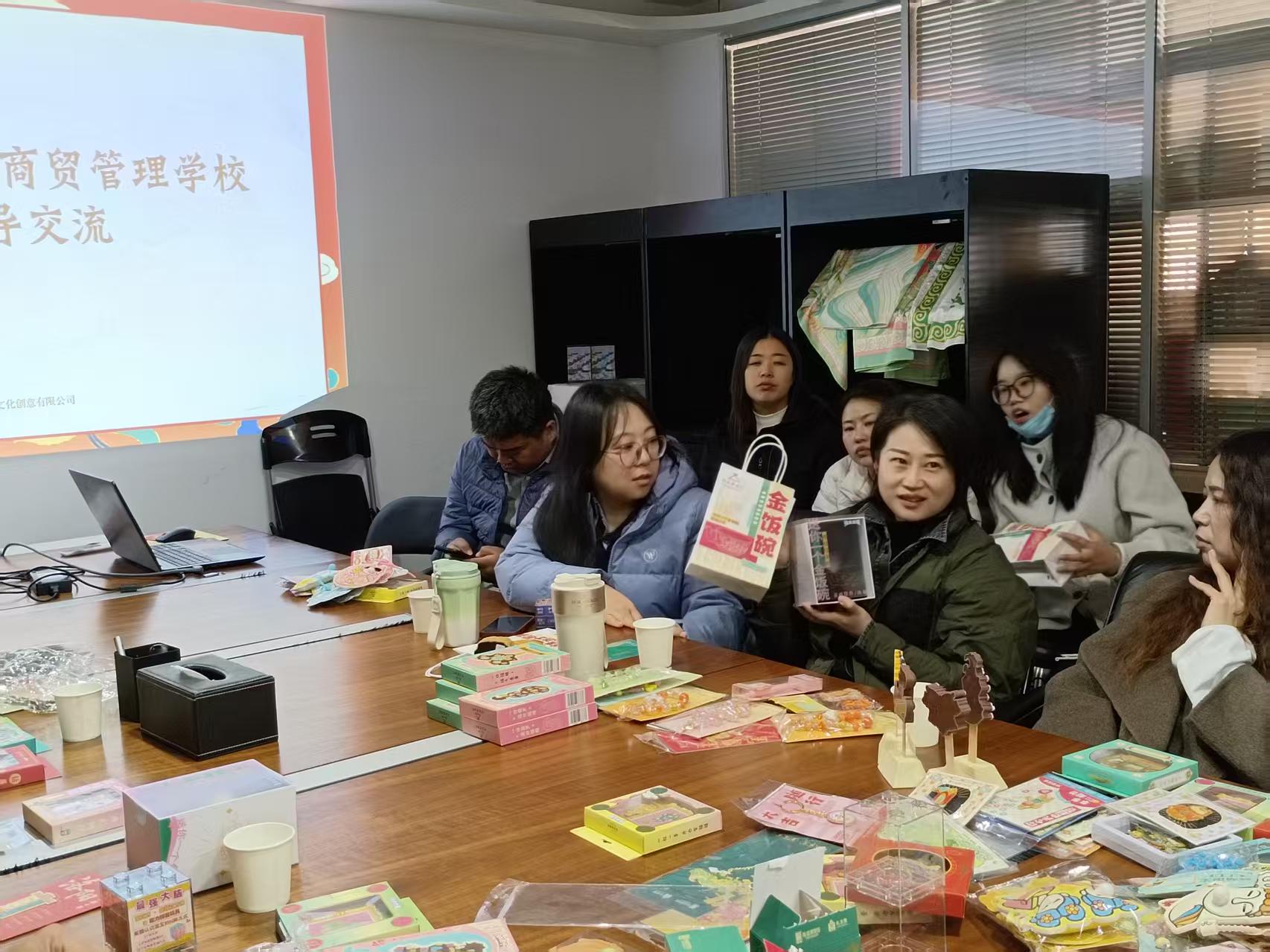 1765243530861498.jpg 教師們對(duì)文創(chuàng)周邊產(chǎn)品展開熱烈討論.jpg