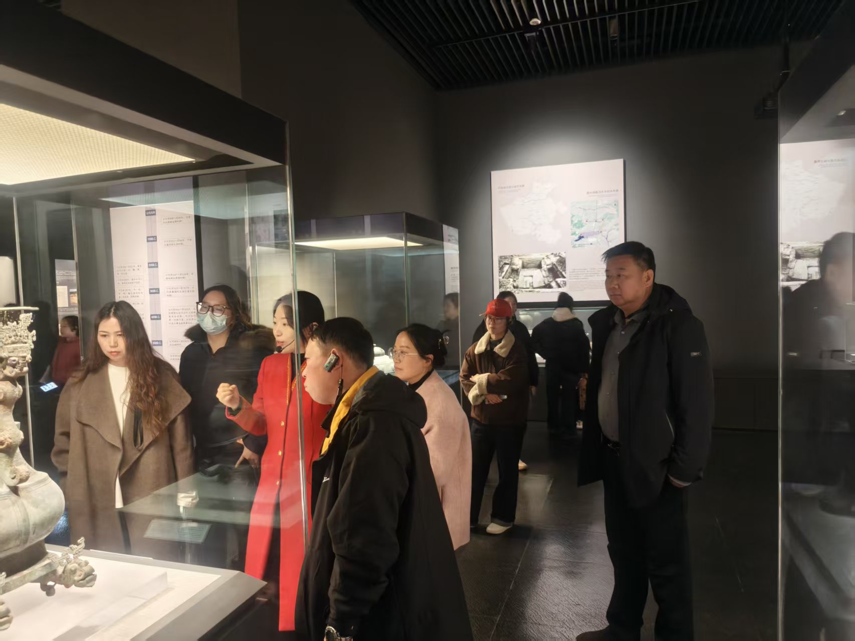 1765243561265405.jpg 教師團(tuán)隊(duì)參觀河南省博物院展廳.jpg