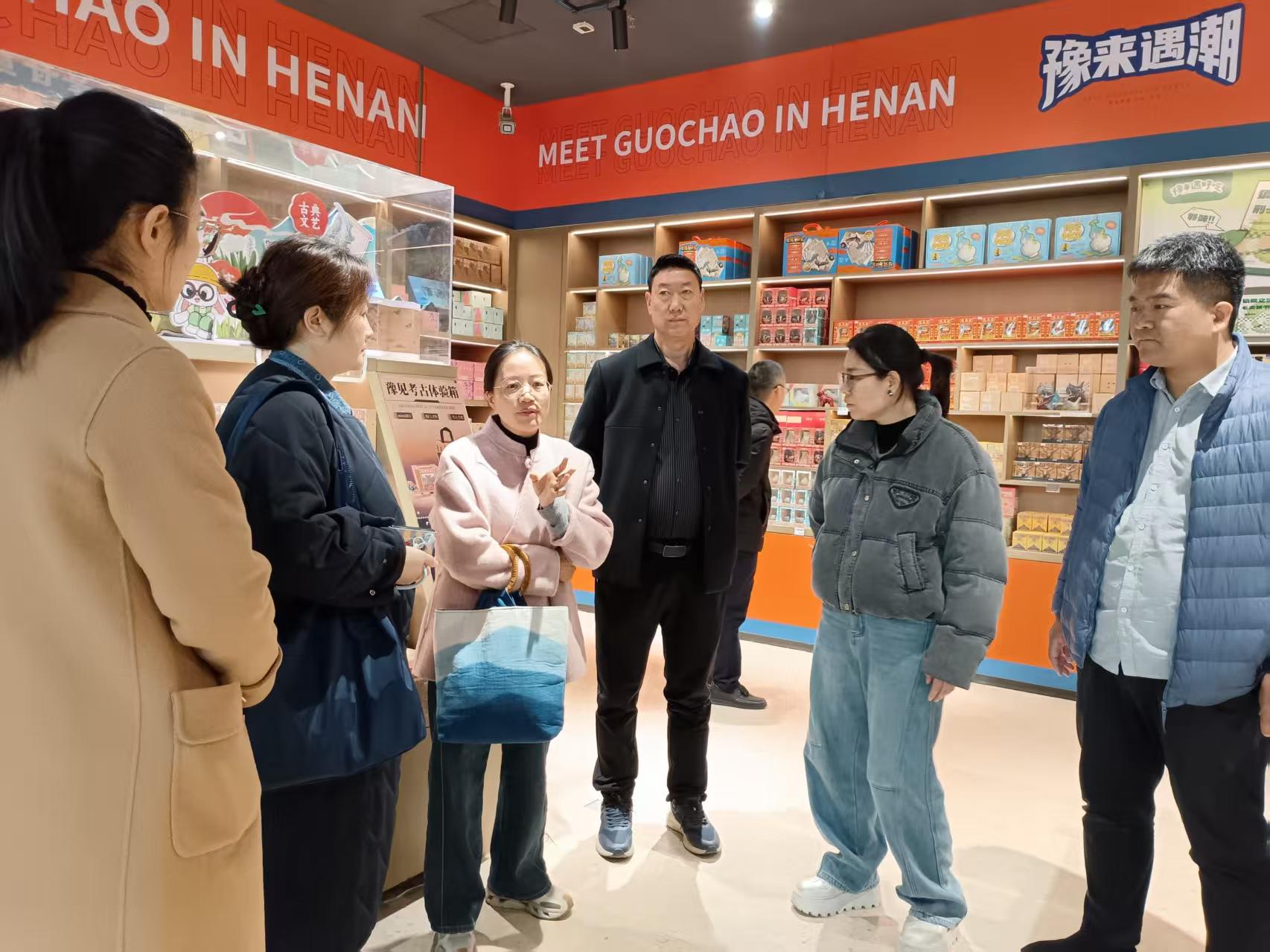 1765243599773141.jpg 教師團(tuán)隊(duì)在文創(chuàng)展區(qū)開展研討交流.jpg