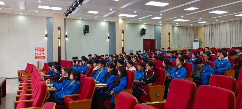 1765502237430833.jpg 參會學(xué)生認真聽講.jpg