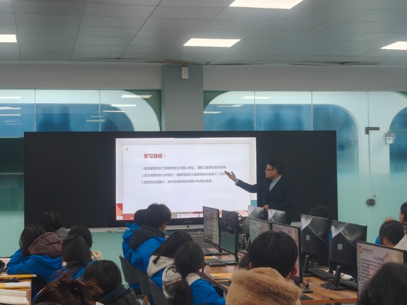 1765931233266824.jpg 蔣文明老師講授《色彩的三要素》.jpg