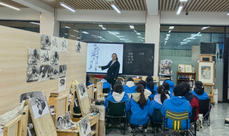 1765931281403419.jpg 趙亮老師講授《速寫》.jpg