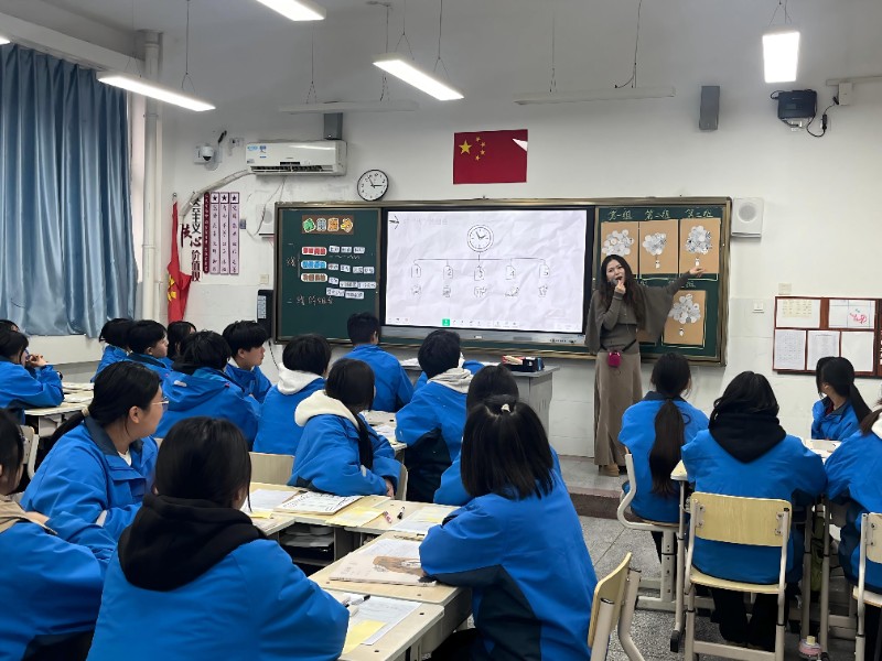 1765931412229224.jpg 岳心晴老師講授《線》(1).jpg