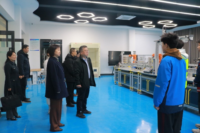 1765932216337636.jpg 參觀學校實訓中心.JPG