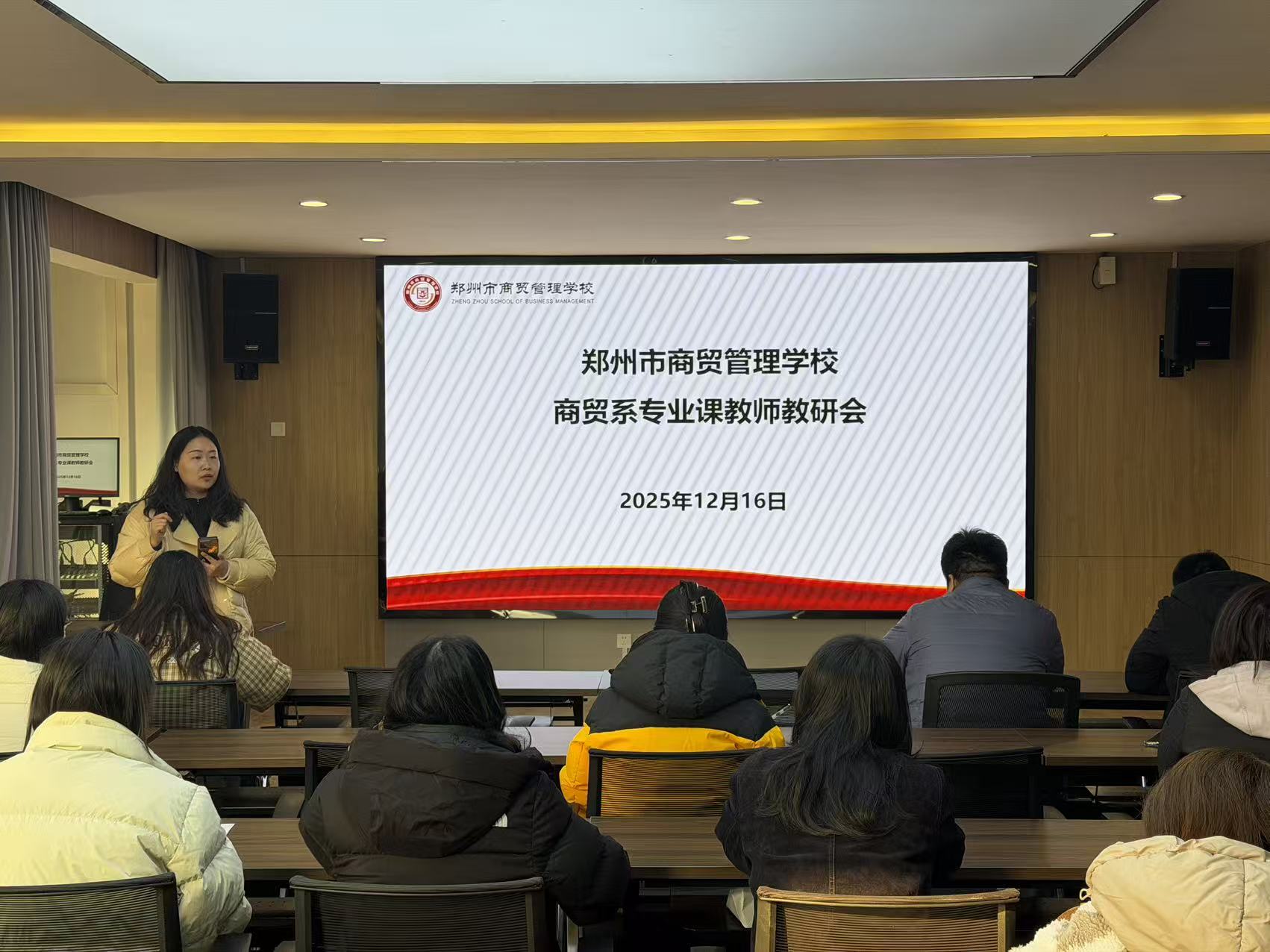 1766026141556165.jpg 跨境電子商務(wù)教研組組長朱旭峰進行電子教案工作安排.jpg