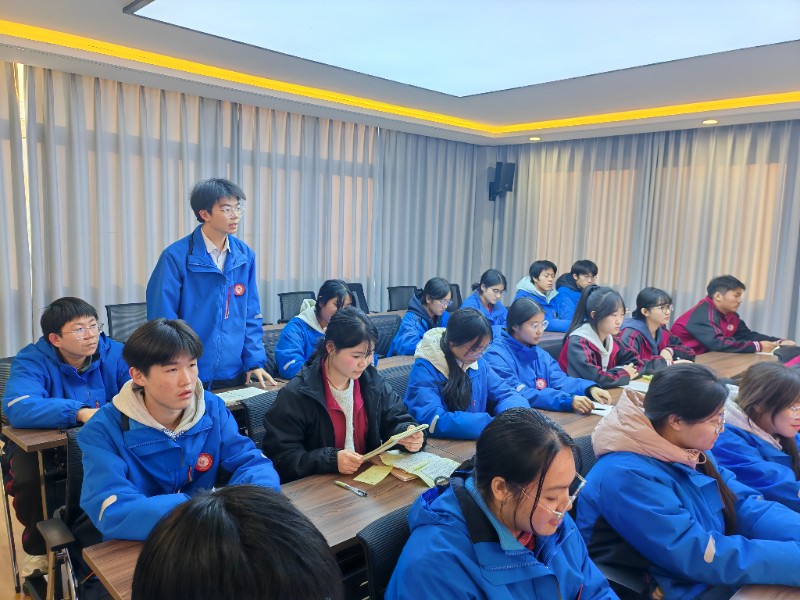 1766026969597682.jpg 座談會現(xiàn)場同學(xué)們踴躍發(fā)言.jpg