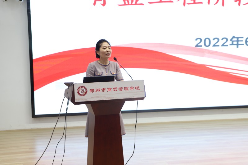 副校長(zhǎng)陳紅霞鼓勵(lì)青年教師.JPG
