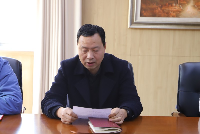 教科室主任張文遠(yuǎn)總結(jié)師徒結(jié)對(duì)活動(dòng).JPG