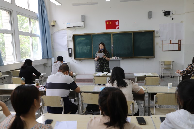 系部副主任孫曉萌點(diǎn)評(píng)青年教師無(wú)生授課情況.JPG