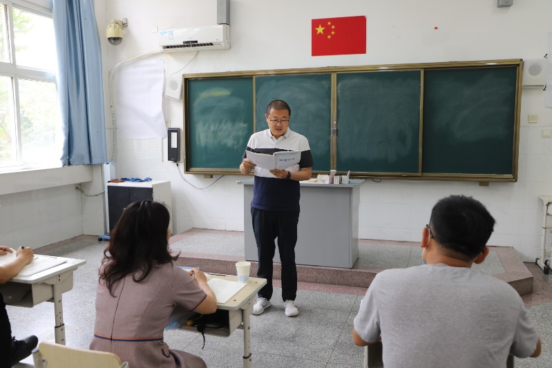 系部副主任賈嘯宇點(diǎn)評(píng)班級(jí)教育故事.JPG