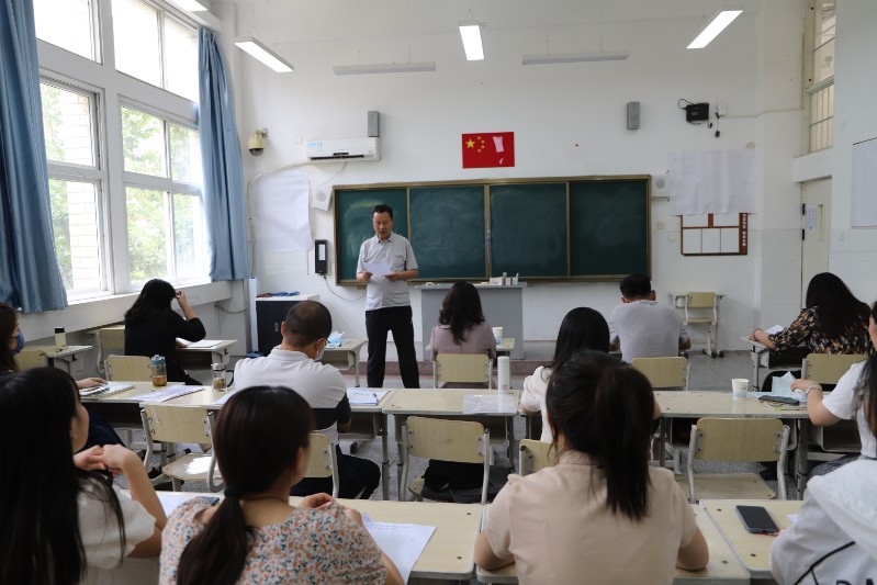 教科室主任張文遠(yuǎn)總結(jié)考評(píng)過(guò)程.JPG