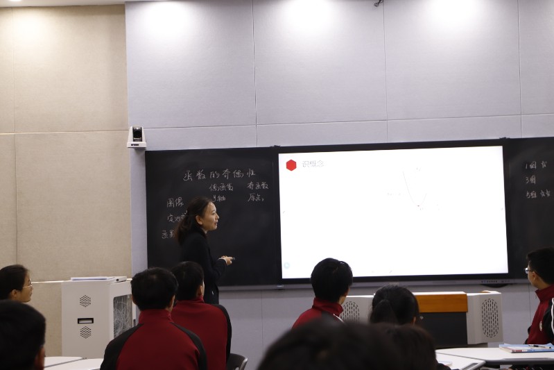 馬艷麗老師講解數(shù)學(xué)知識點(diǎn).JPG