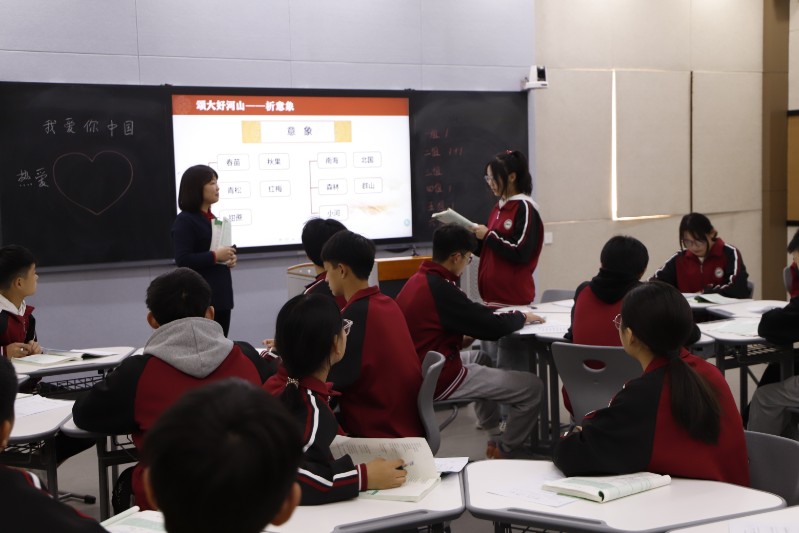 張寶月老師與學(xué)生交流.JPG
