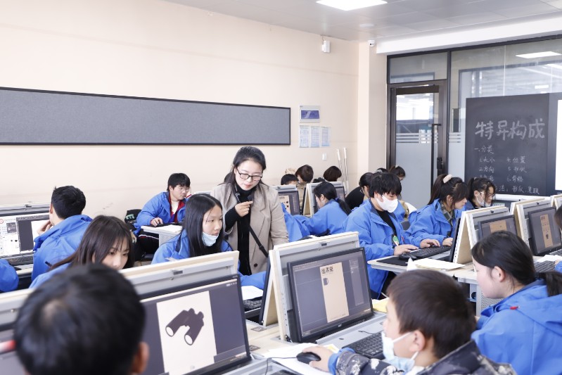 董衛(wèi)利老師指點(diǎn)學(xué)生操作.JPG