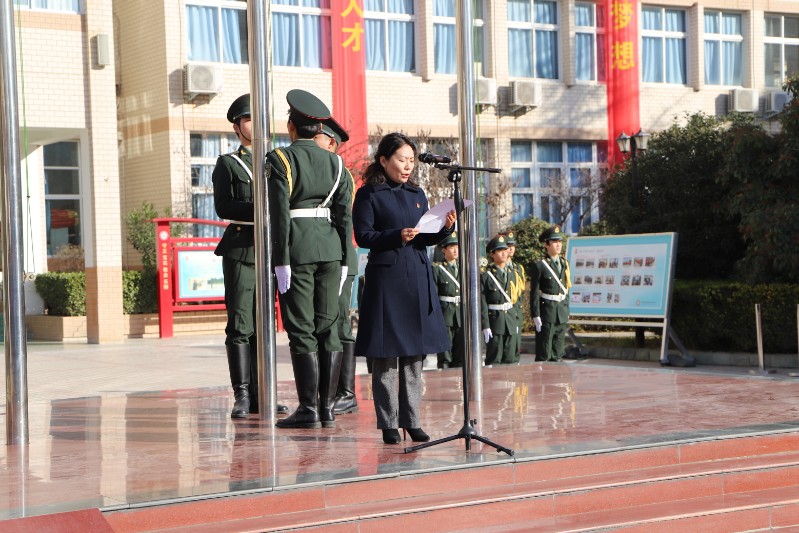 副校長陳紅霞宣讀表彰學生名單.JPG