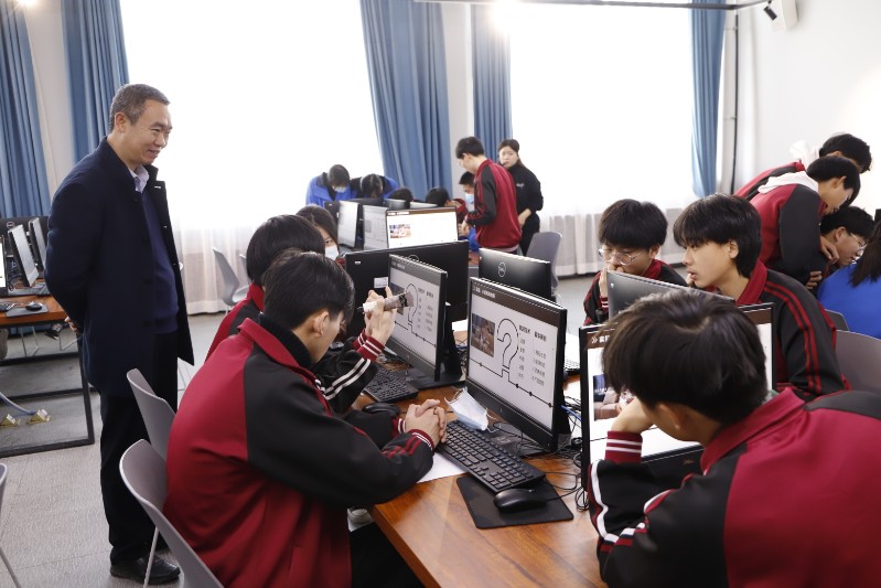 校長馬海峰查看學生實操情況.JPG