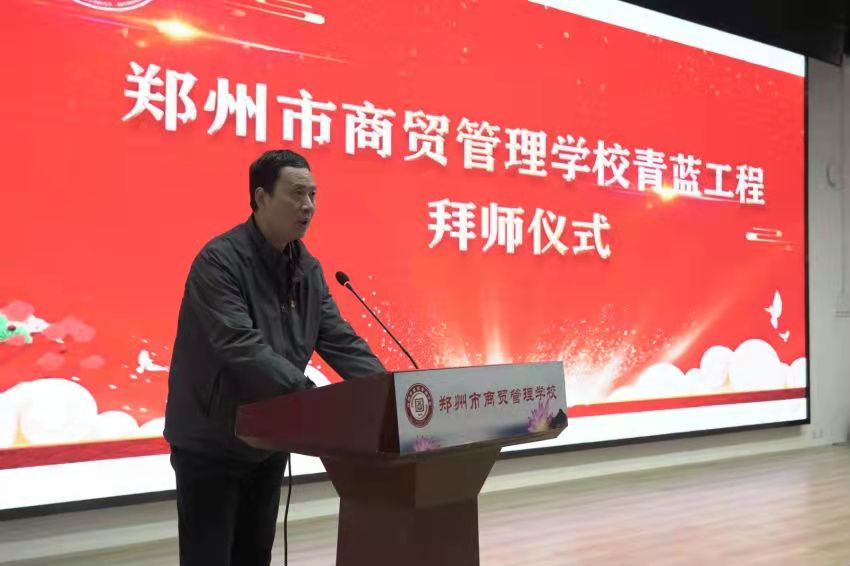 教科室主任張文遠(yuǎn)宣讀師徒結(jié)對名單.jpg
