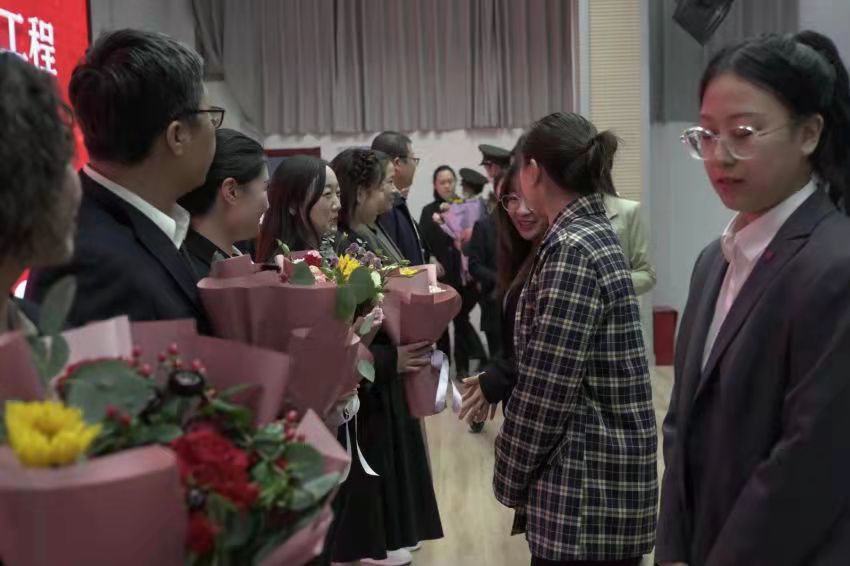 ”徒弟“老師向”師傅”老師敬獻(xiàn)鮮花.jpg