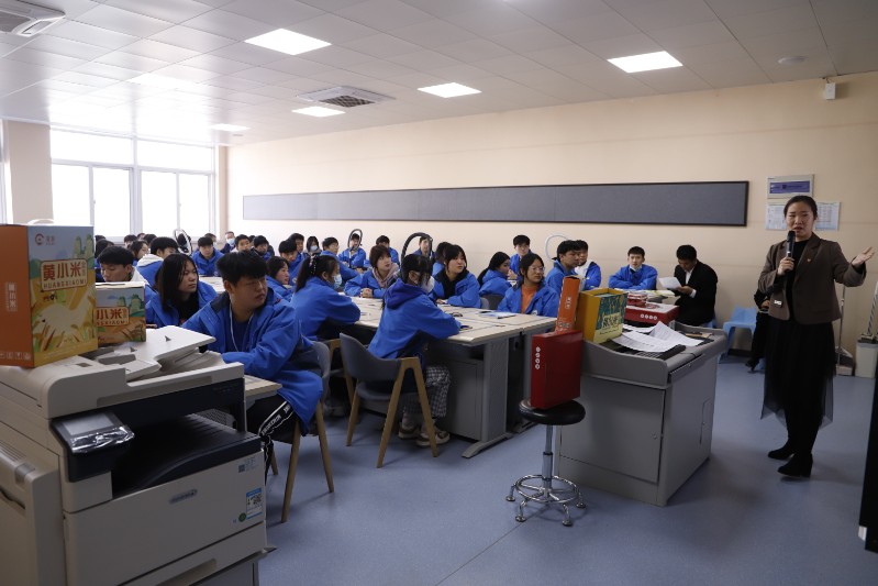 專業(yè)課老師上課中.JPG