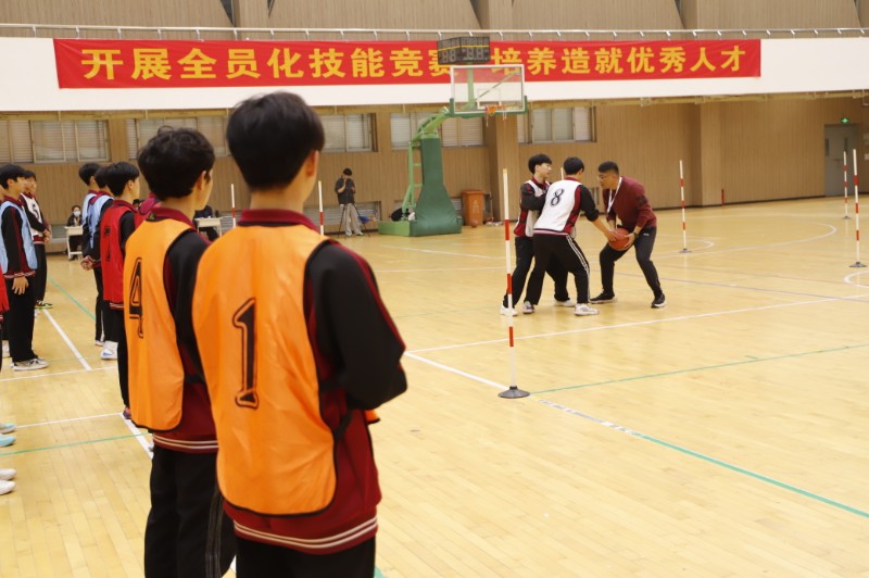 婁季秋老師演示動(dòng)作要領(lǐng).JPG