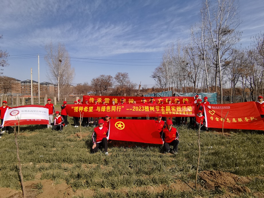 植樹后全體隊員集體合影.jpg