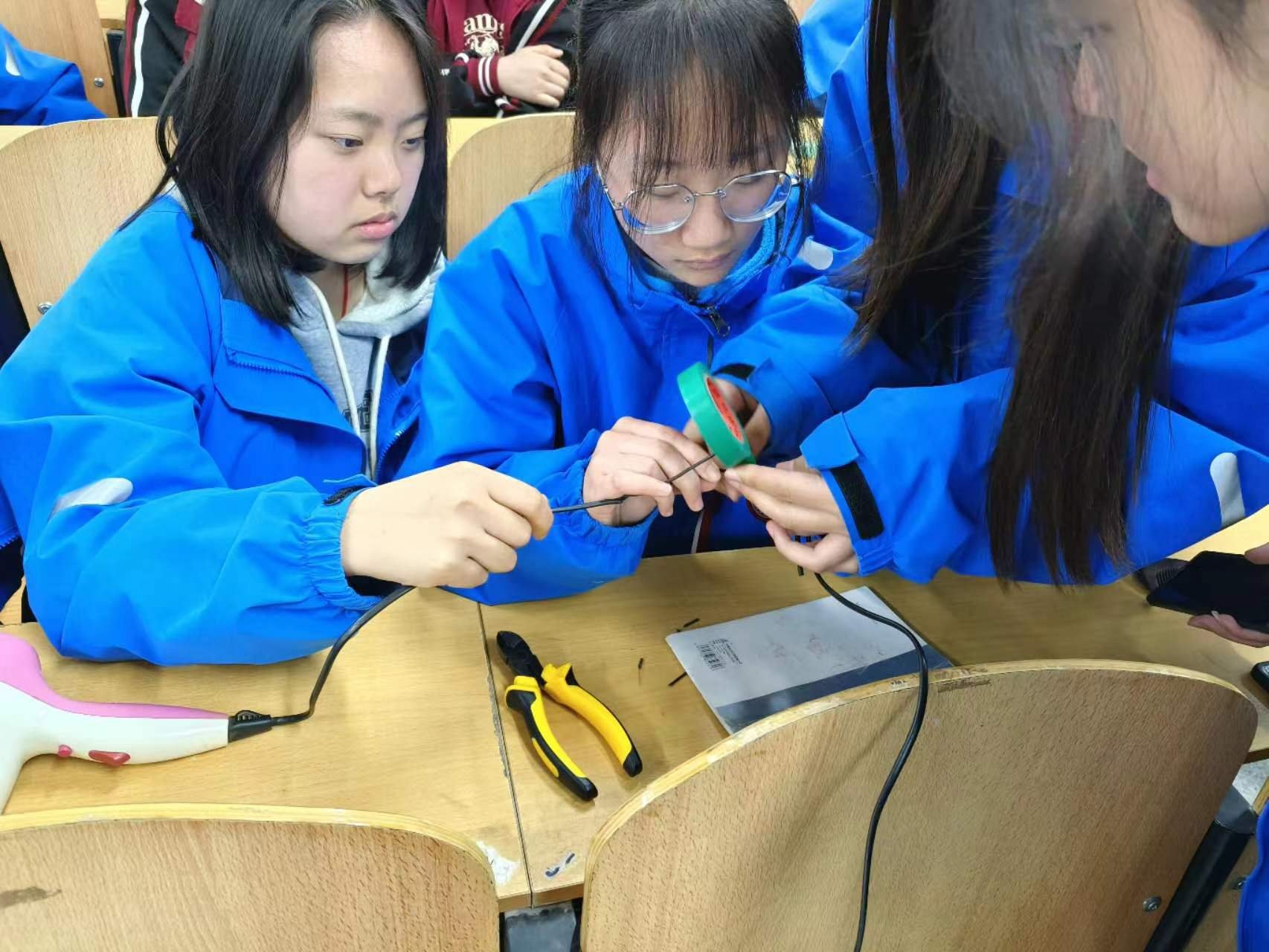 電器維修課同學們在動手操作.jpg