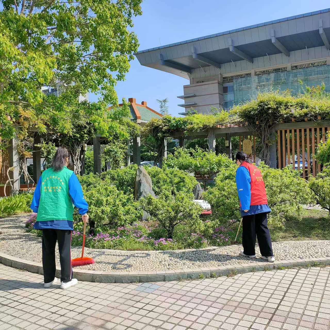 值日班的同學在打掃校園道路.jpg