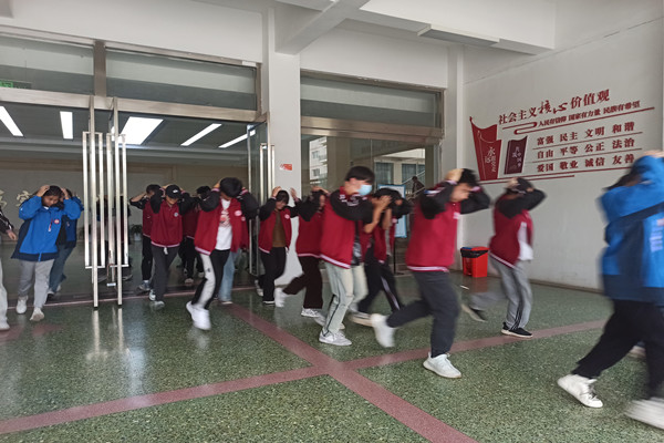 按逃生路線迅速逃離教學(xué)樓_副本.jpg