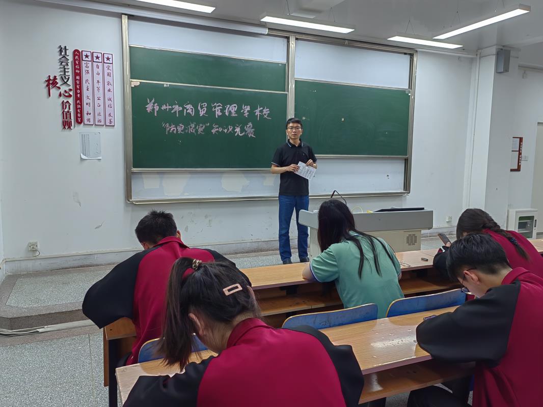 監(jiān)考教師講述競(jìng)賽作答流程.jpg