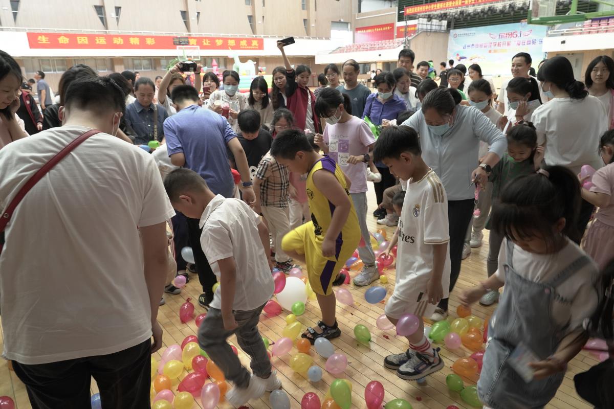 大家尋找氣球里的獎品，場面激烈.JPG