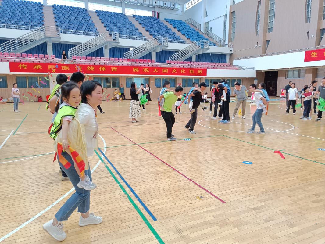 親子集體游戲抓尾巴游戲.jpg